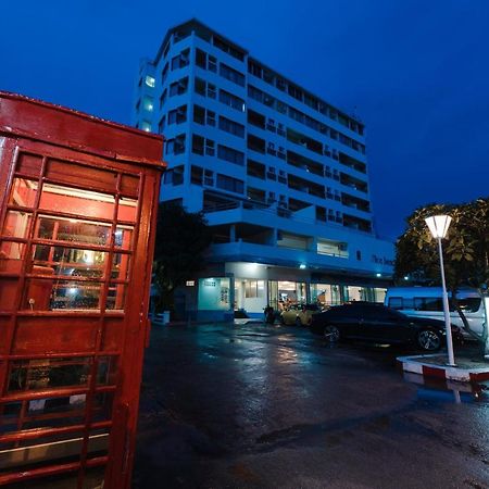 Nice Beach Hotel Rayong Extérieur photo