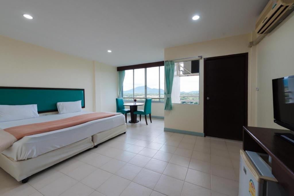 Nice Beach Hotel Rayong Extérieur photo