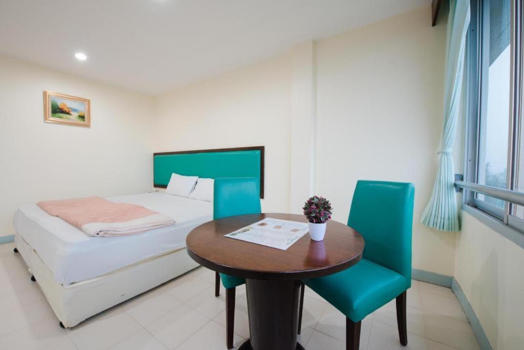 Nice Beach Hotel Rayong Extérieur photo