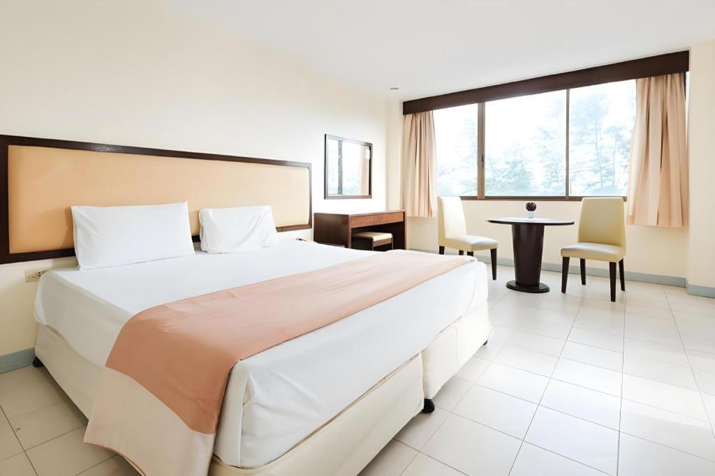 Nice Beach Hotel Rayong Extérieur photo