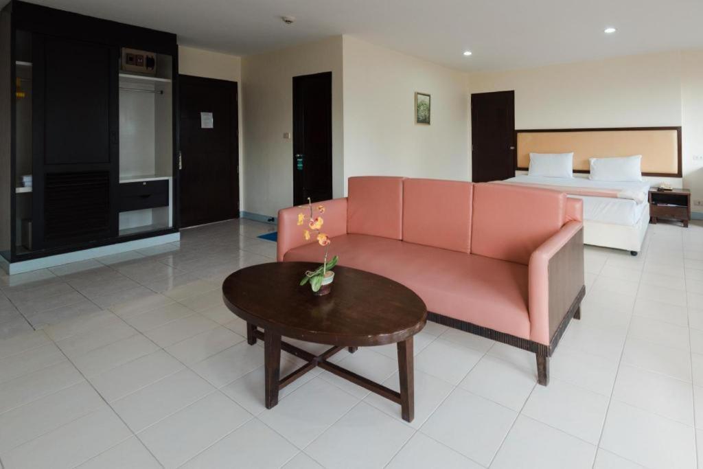 Nice Beach Hotel Rayong Extérieur photo