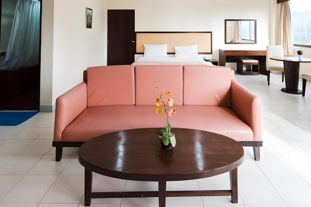 Nice Beach Hotel Rayong Extérieur photo