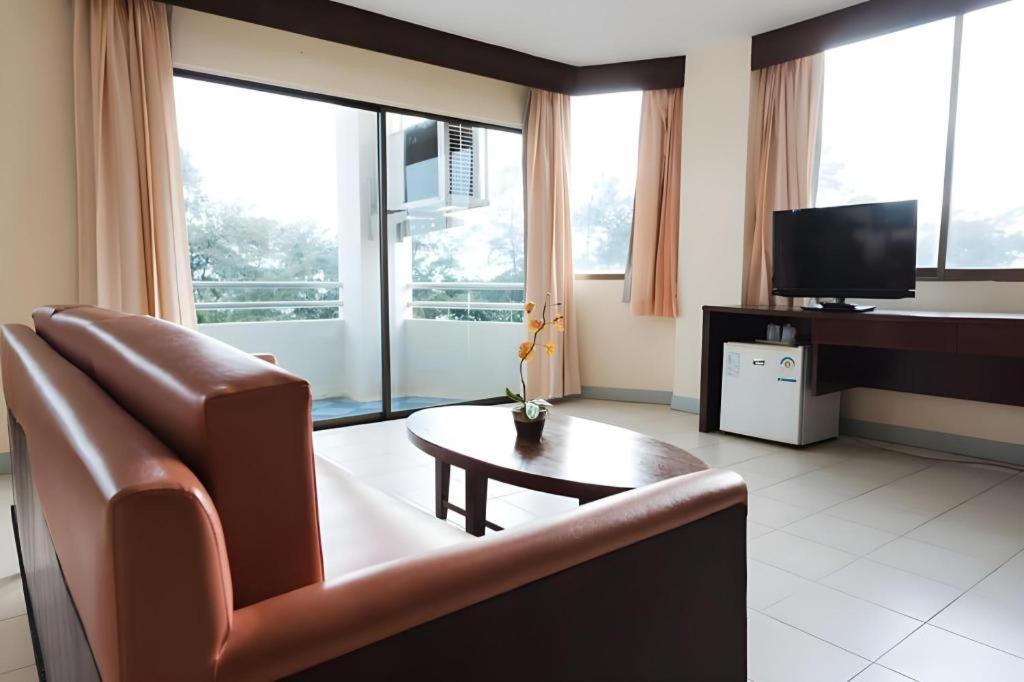 Nice Beach Hotel Rayong Extérieur photo