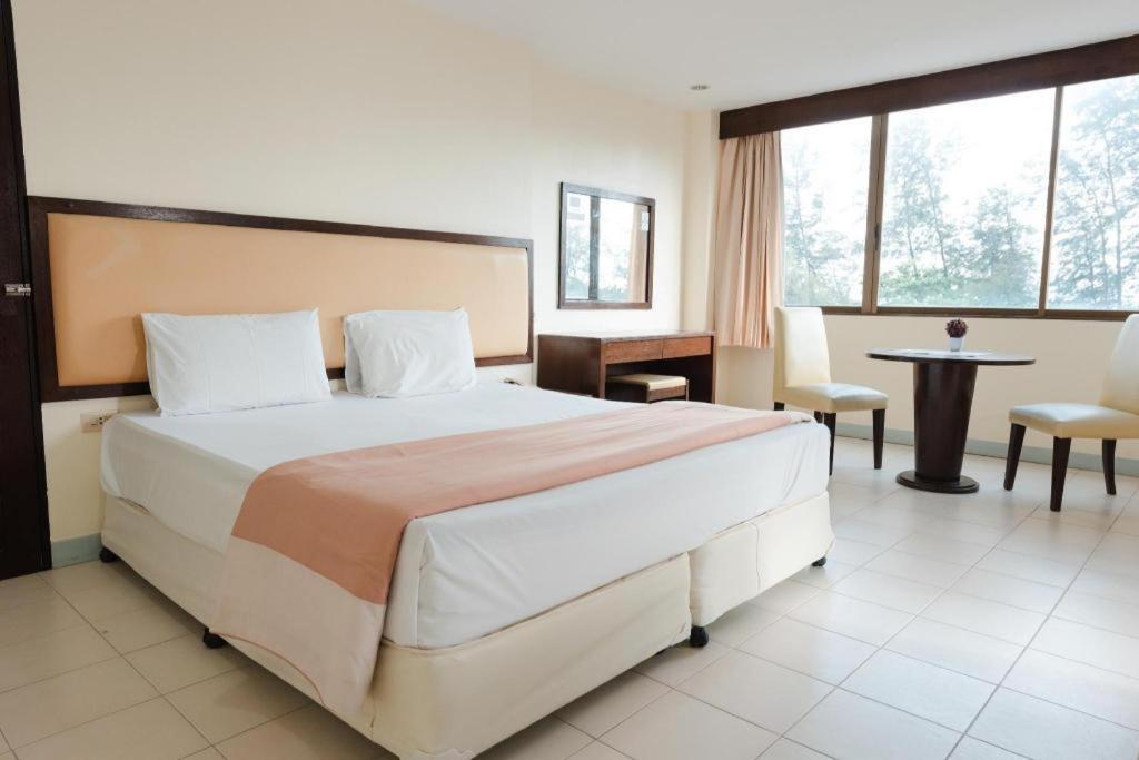 Nice Beach Hotel Rayong Extérieur photo
