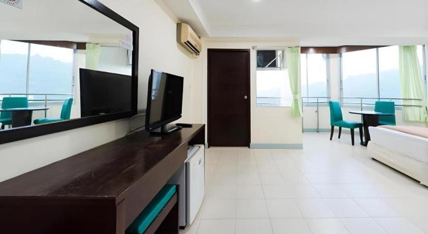 Nice Beach Hotel Rayong Extérieur photo
