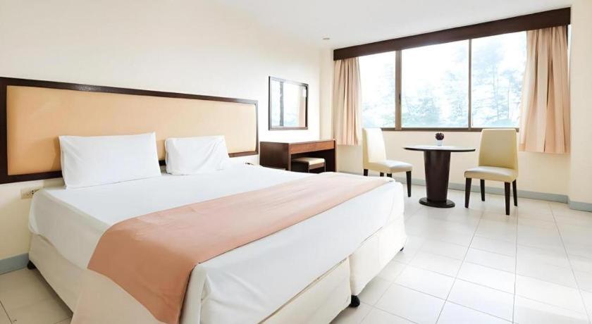 Nice Beach Hotel Rayong Extérieur photo
